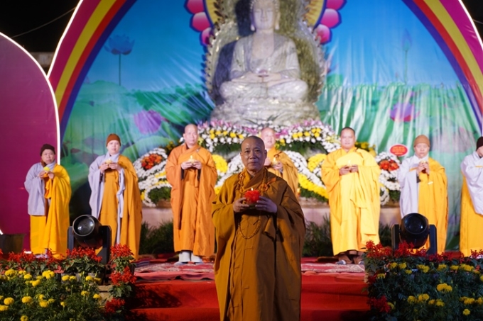 Đêm hoa đăng kính mừng khánh đản Đức Phật A Di Đà tại chùa Thái Lạc